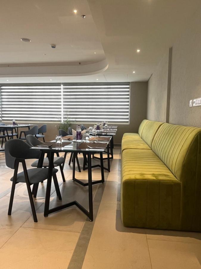 Presidency Airport Hotel Kochi Extérieur photo